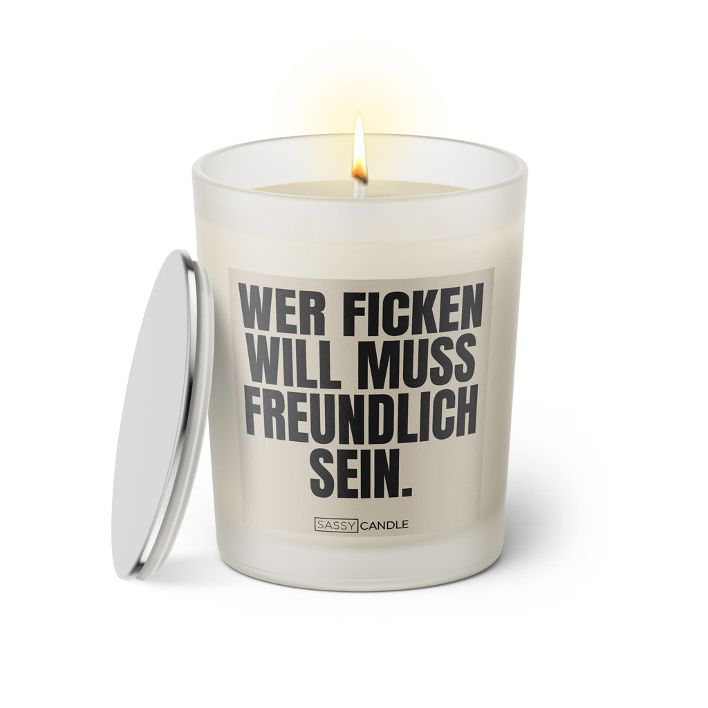 Duftkerze mit witzigem Spruch: Wer ficken will muss freundlich sein. Farbe beige und schwarze Schrift. Kerzenglas mit silbernem Deckel von SassyCandle.