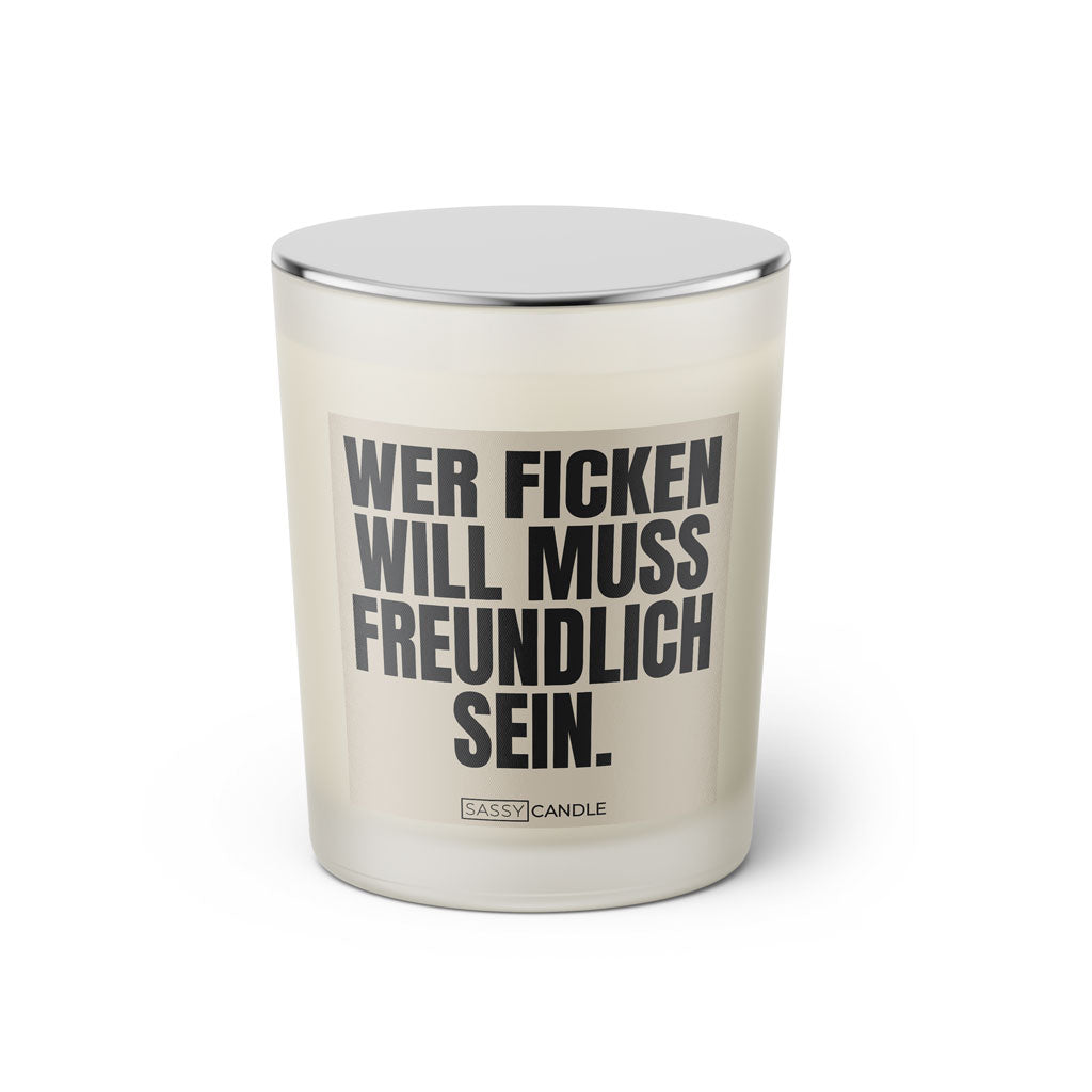 Duftkerze mit witzigem Spruch: Wer ficken will muss freundlich sein. Farbe beige und schwarze Schrift. Kerzenglas mit silbernem geschlossenem Deckel von SassyCandle.