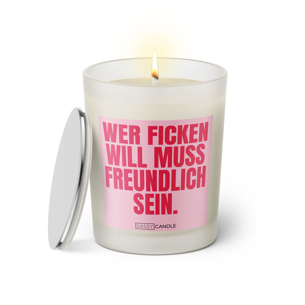 Duftkerze mit witzigem Spruch: Wer ficken will muss freundlich sein. Farbe rosa und pinke Schrift. Kerzenglas mit silbernem Deckel von SassyCandle.