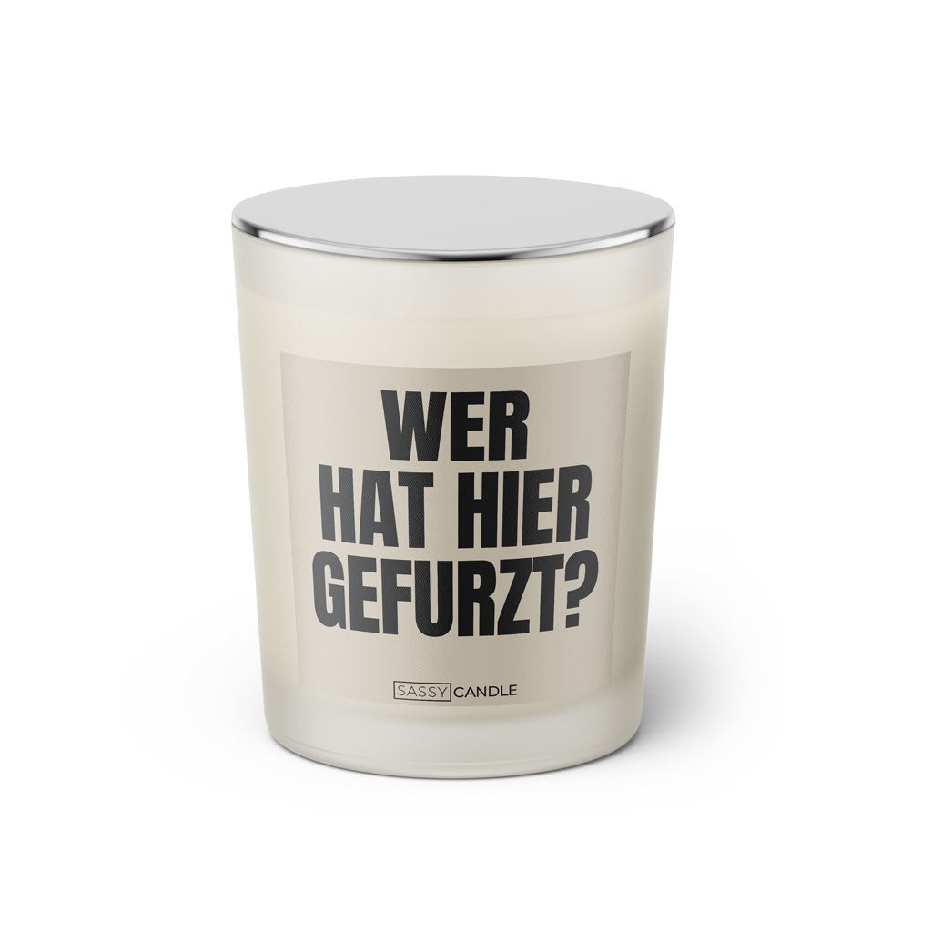 Duftkerze mit Spruch: Wer hat hier gefurzt? Farbe schwarz und beige von Sassy Candle.