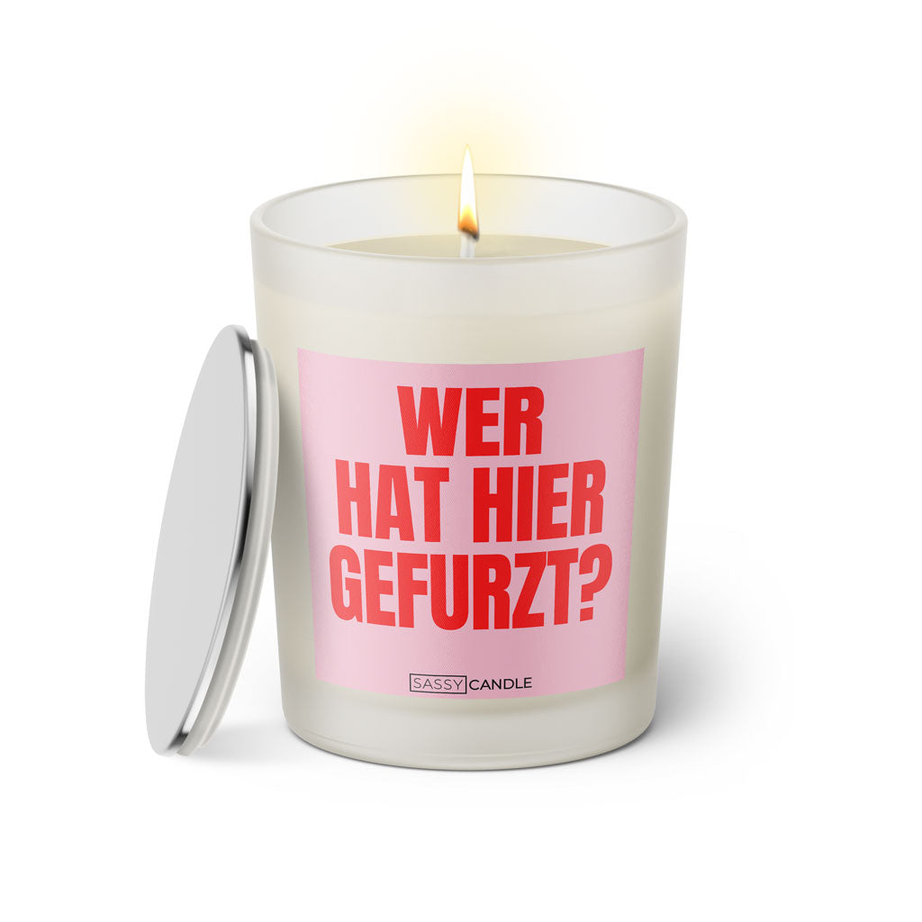 Duftkerze mit Spruch: Wer hat hier gefurzt? Farbe rosa und pink von Sassy Candle.