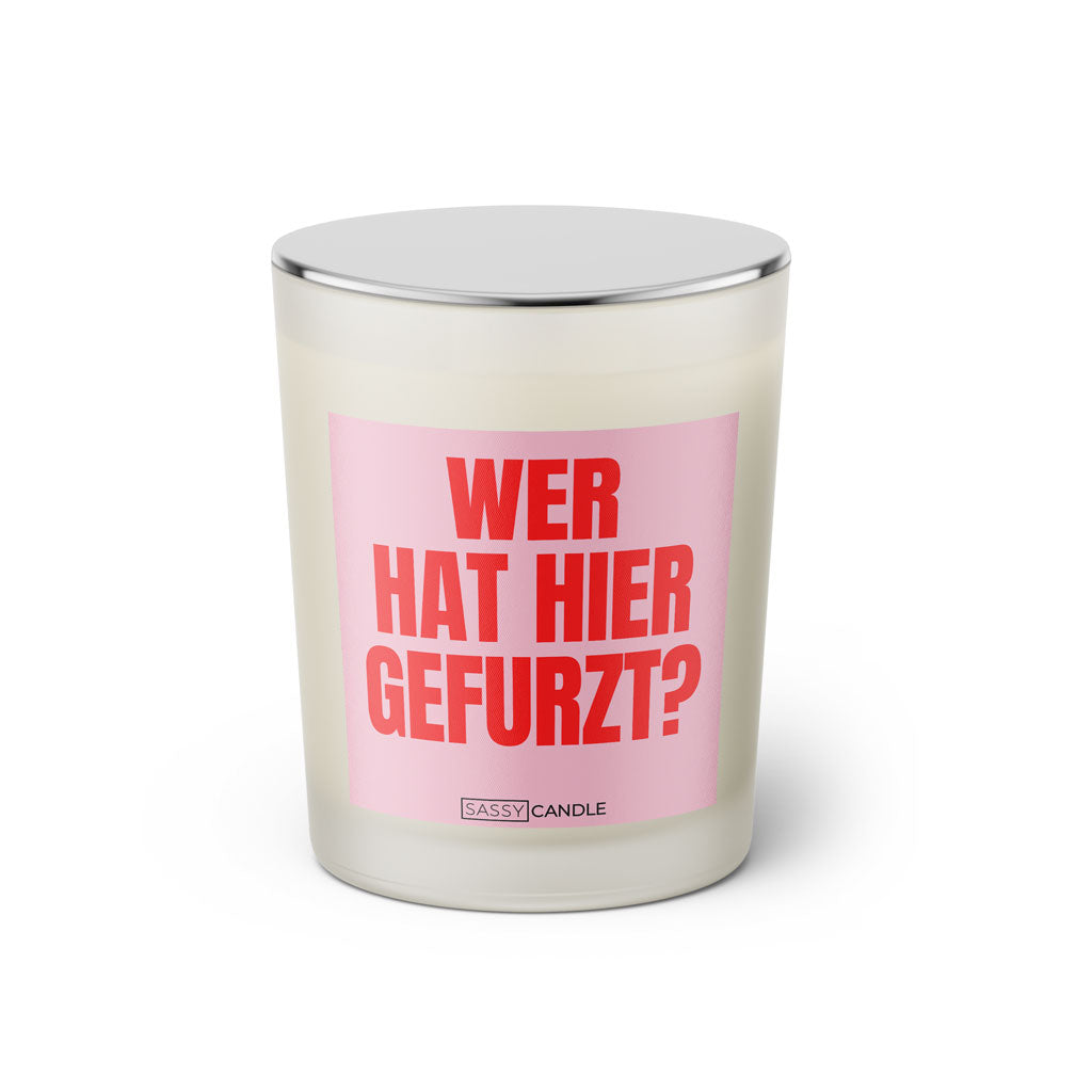 Duftkerze mit Spruch: Wer hat hier gefurzt? Farbe rosa und pink von Sassy Candle.