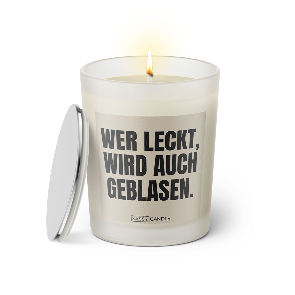 Duftkerze mit witzigem Spruch: Wer leckt wird auch geblasen. Farbe beige und schwarze Schrift. Kerzenglas mit silbernem Deckel von SassyCandle.