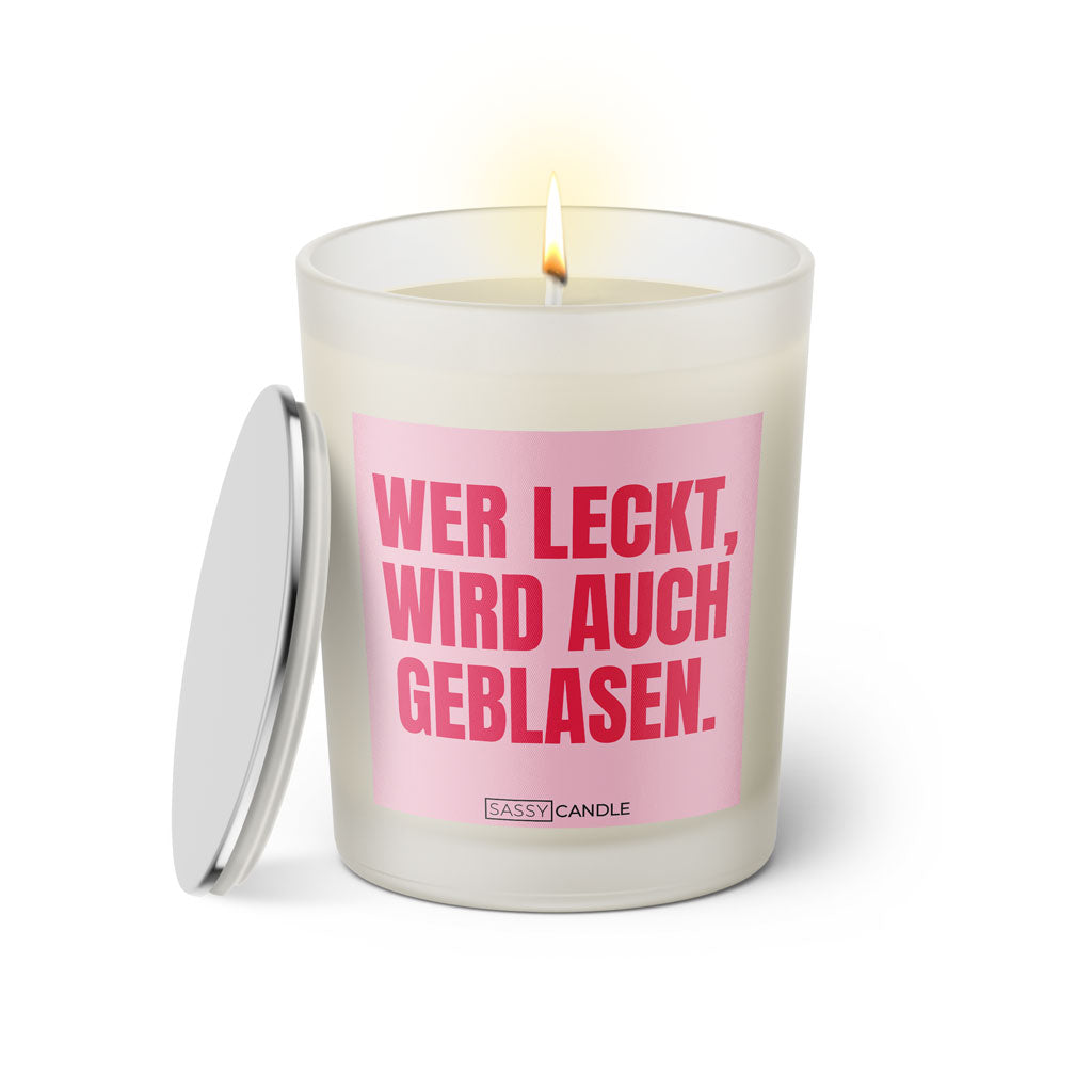 Duftkerze mit witzigem Spruch: Wer leckt wird auch geblasen. Farbe rosa und pinke Schrift. Kerzenglas mit silbernem Deckel von SassyCandle.