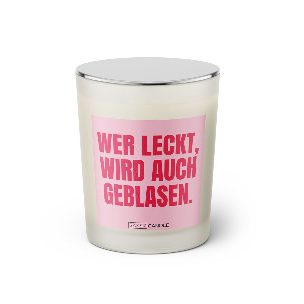 Duftkerze mit witzigem Spruch: Wer leckt wird auch geblasen. Farbe rosa und pinke Schrift. Kerzenglas mit silbernem geschlossenem Deckel von SassyCandle.