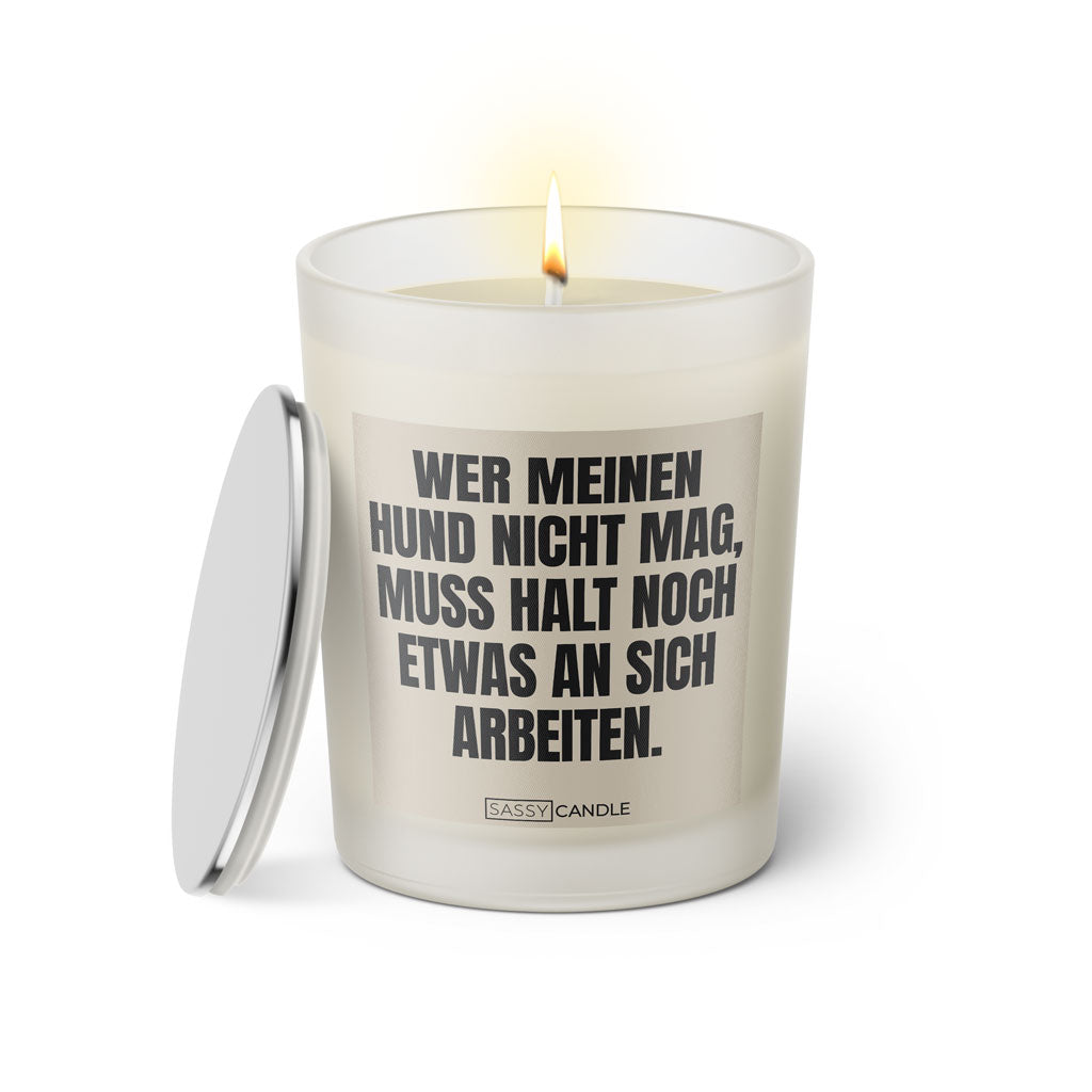Duftkerze mit witzigen Spruch: Wer meinen Hund nicht mag, muss halt noch etwas an sich arbeiten. Farbe beige und schwarz von Sassy Candle.