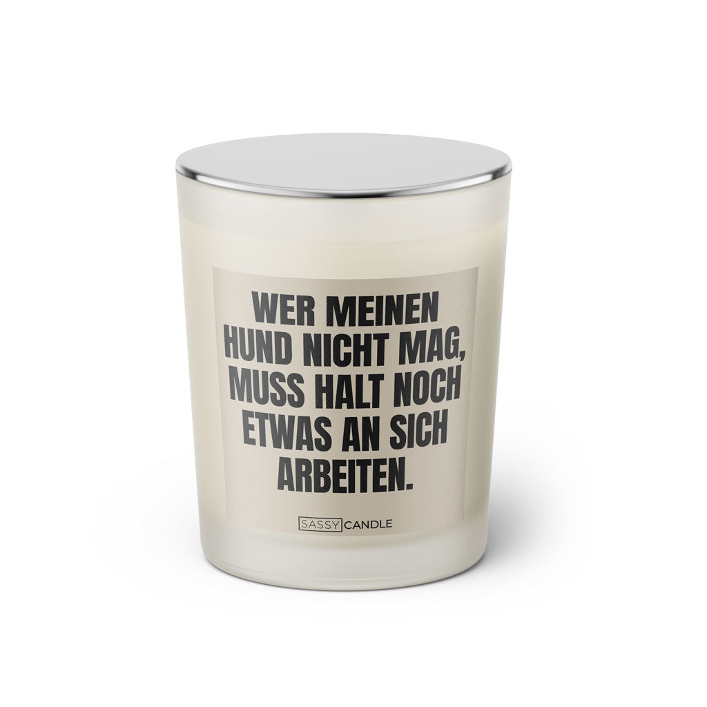 Duftkerze mit witzigen Spruch: Wer meinen Hund nicht mag, muss halt noch etwas an sich arbeiten. Farbe beige und schwarz von Sassy Candle.