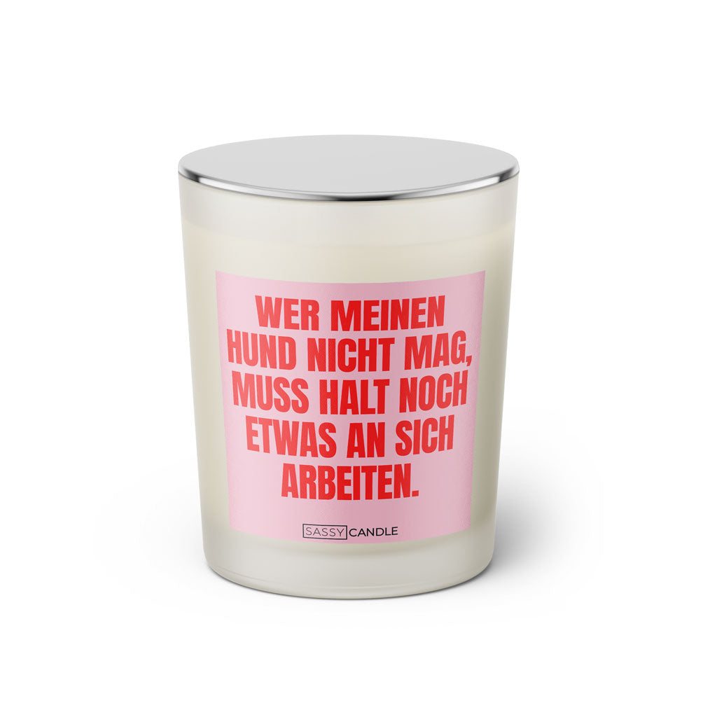 Duftkerze mit witzigen Spruch: Wer meinen Hund nicht mag, muss halt noch etwas an sich arbeiten. Farbe rosa und pink von Sassy Candle.