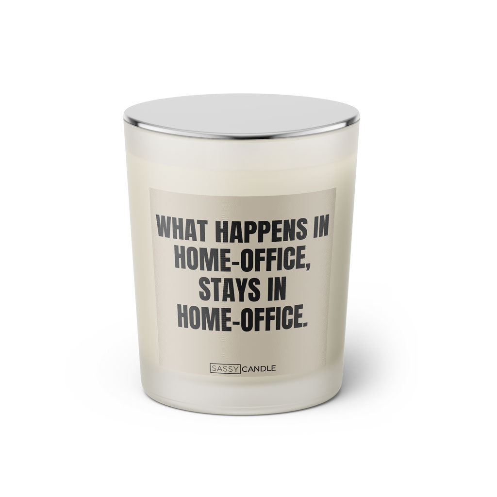 Duftkerze mit witzigem Spruch: What happens in Home-Office, stays in Home-Office. Farbe beige und schwarze Schrift. Kerzenglas mit silbernem geschlossenem Deckel von SassyCandle.