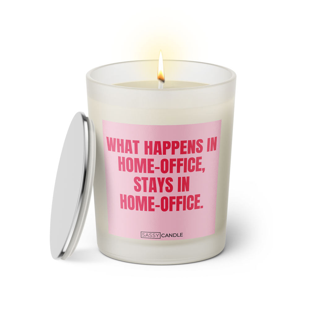 Duftkerze mit witzigem Spruch: What happens in Home-Office, stays in Home-Office. Farbe rosa und pinke Schrift. Kerzenglas mit silbernem Deckel von SassyCandle.