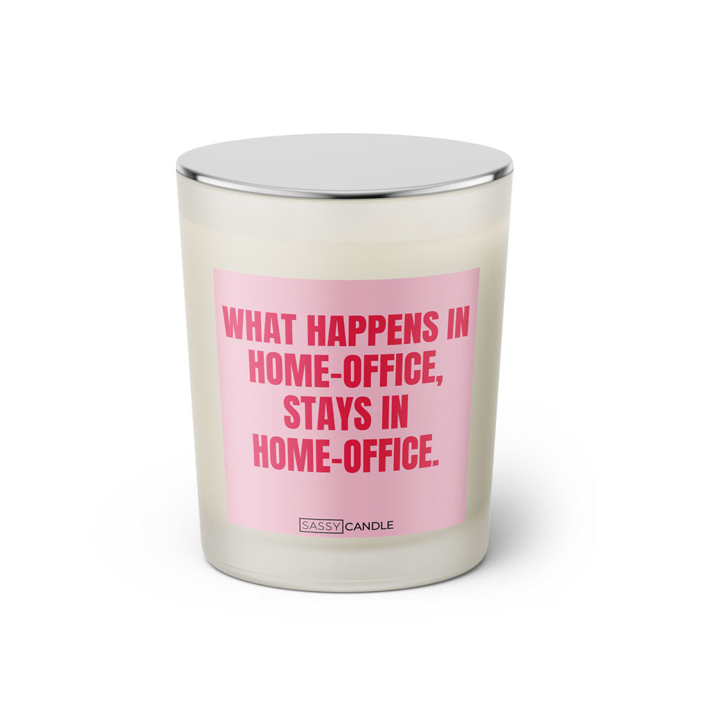 Duftkerze mit witzigem Spruch: What happens in Home-Office, stays in Home-Office. Farbe rosa und pinke Schrift. Kerzenglas mit silbernem geschlossenem Deckel von SassyCandle.