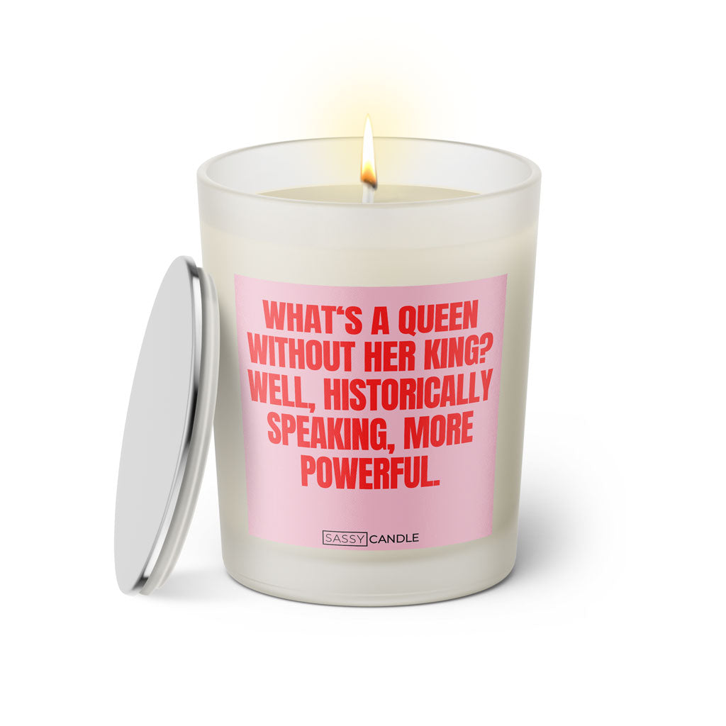 Duftkerze mit witzigen Spruch: What's a queen without her king? Well, historically speaking, more powerful. Farbe rosa und pink von Sassy Candle.