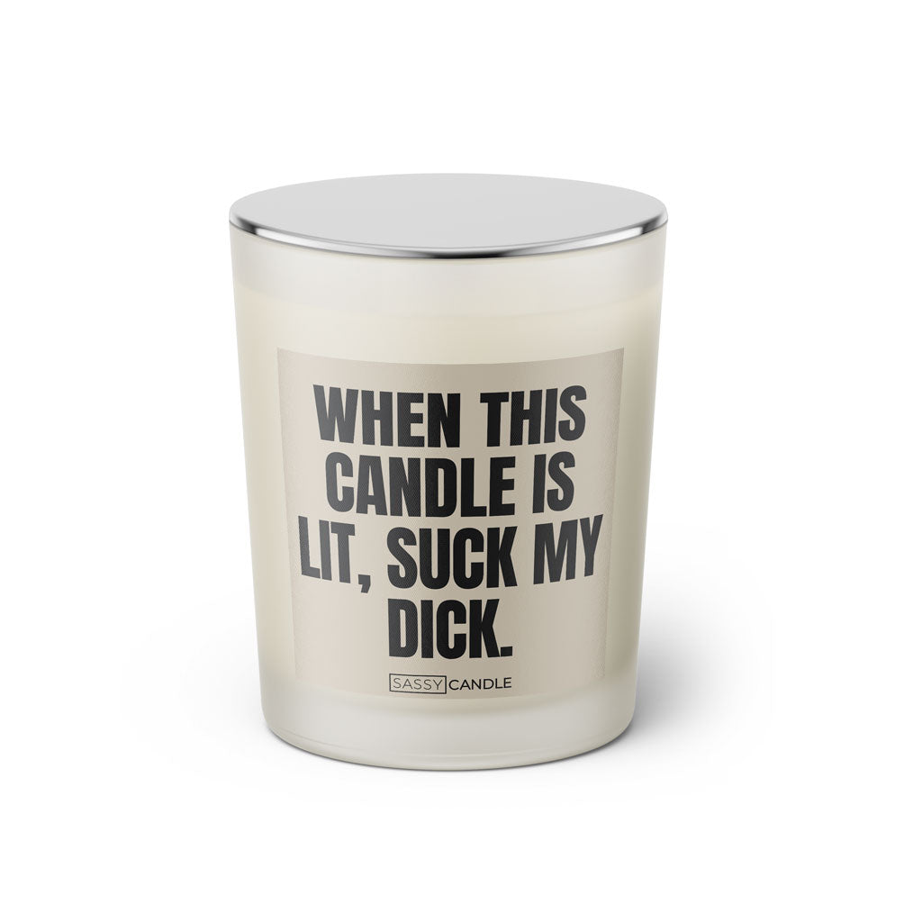 Duftkerze mit witzigem Spruch: When this candle is lit, suck my dick. Farbe beige und schwarze Schrift. Kerzenglas mit silbernem Deckel von SassyCandle.