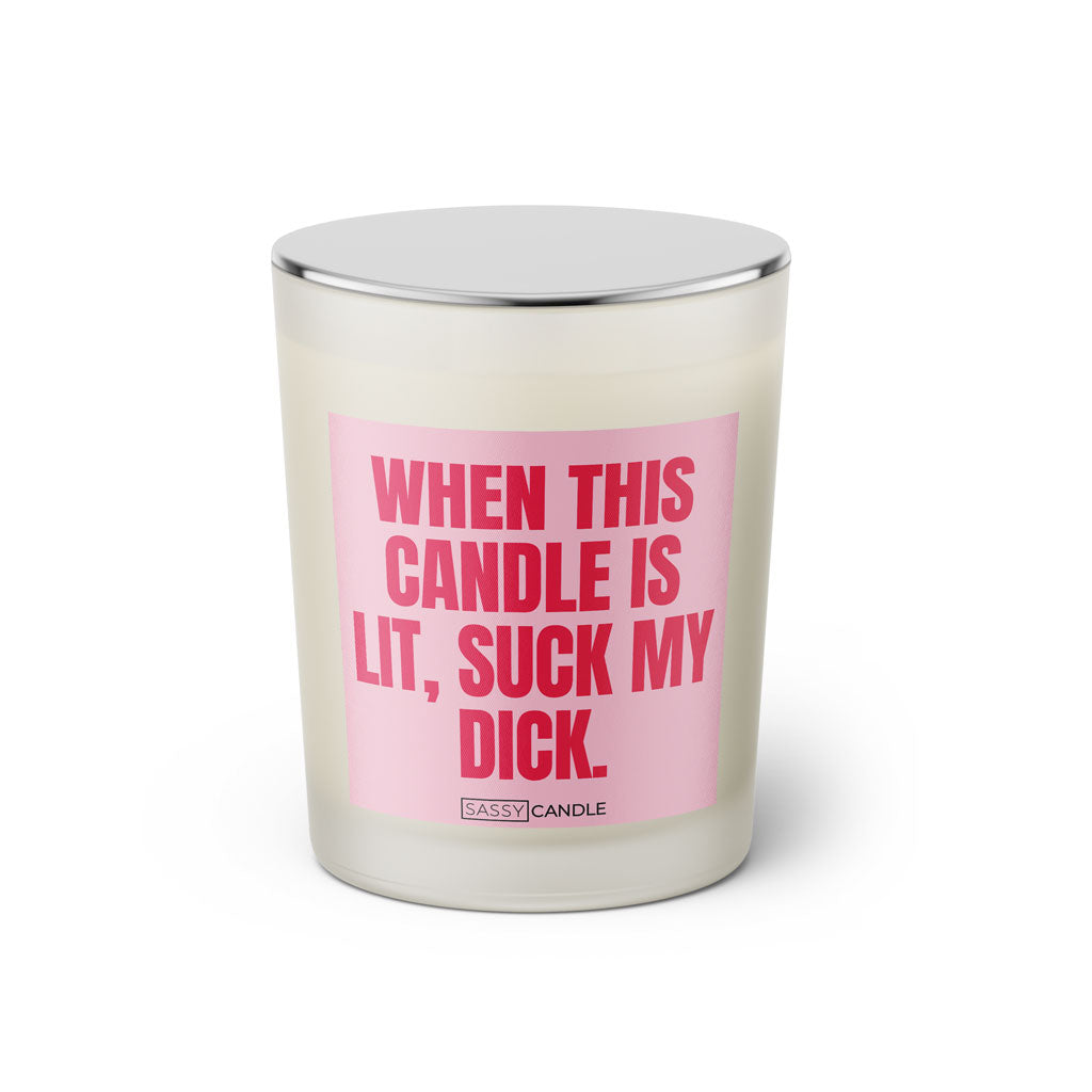 Duftkerze mit witzigem Spruch: When this candle is lit, suck my dick. Farbe rosa und pinke Schrift. Kerzenglas mit silbernem Deckel von SassyCandle.