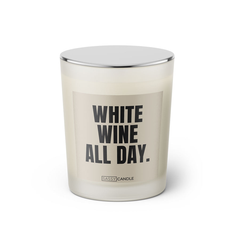 Duftkerze mit witzigem Spruch: White wine all day. Farbe beige und schwarze Schrift. Kerzenglas mit silbernem geschlossenem Deckel von SassyCandle.