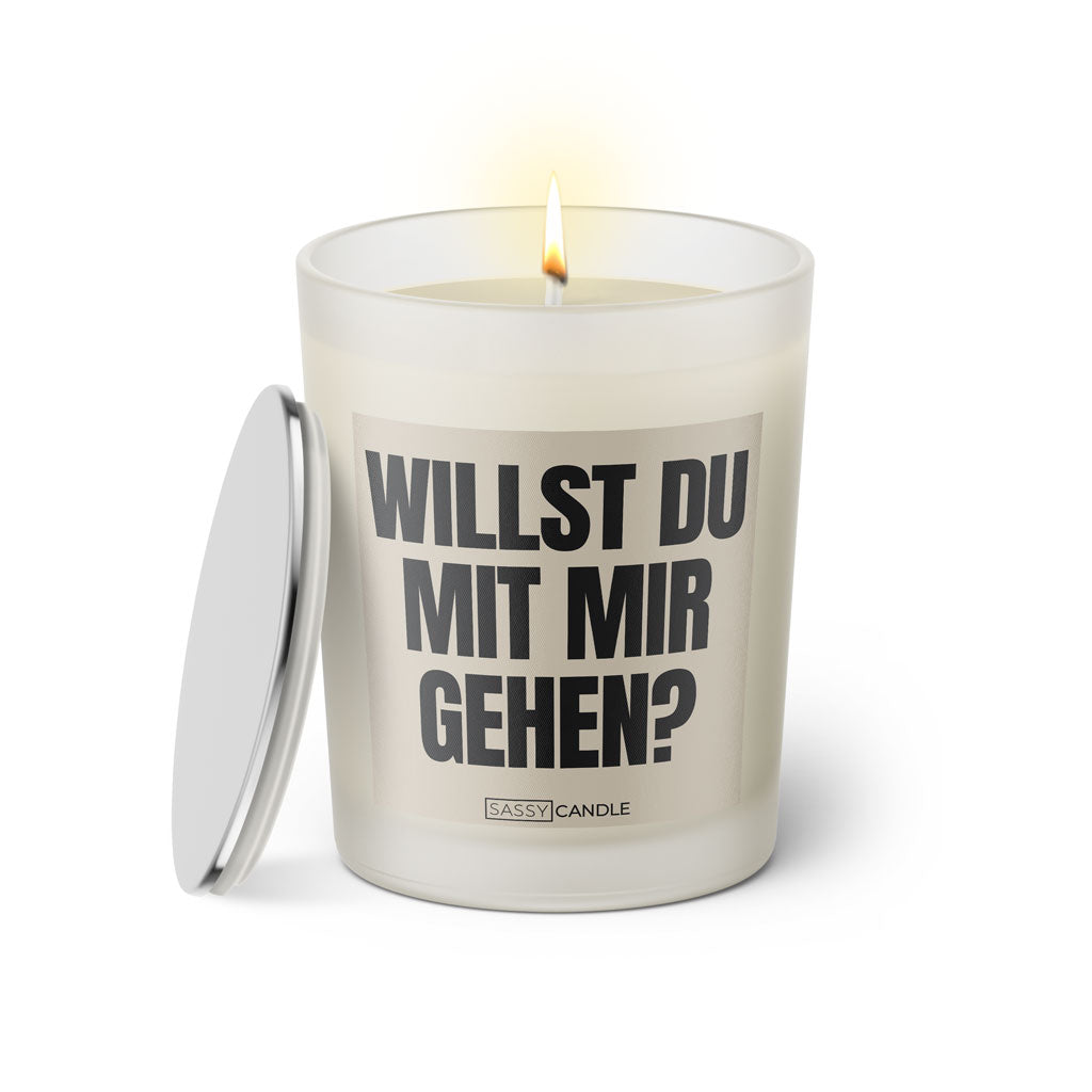 Duftkerze mit witzigen Spruch: Willst du mit mir gehen? Farbe beige und schwarz von Sassy Candle.