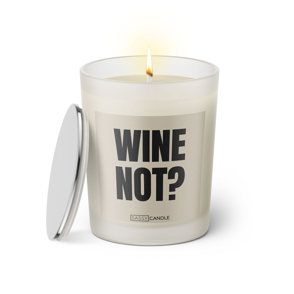 Duftkerze mit witzigen Spruch: Wine not? Kerzenglas mit silbernen Deckel. Farbe schwarz und beige von Sassy Candle.