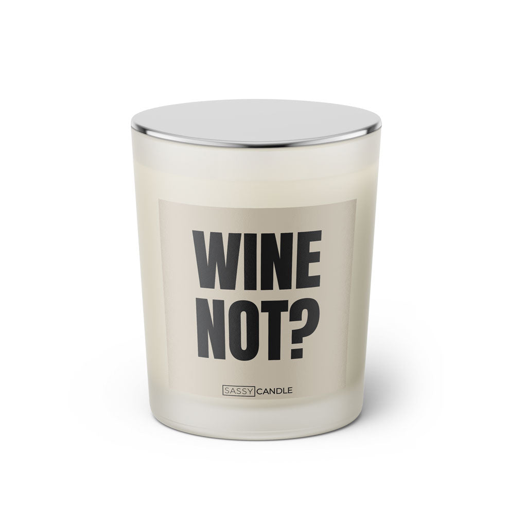 Duftkerze mit witzigen Spruch: Wine not? Kerzenglas mit silbernen Deckel. Farbe schwarz und beige von Sassy Candle.