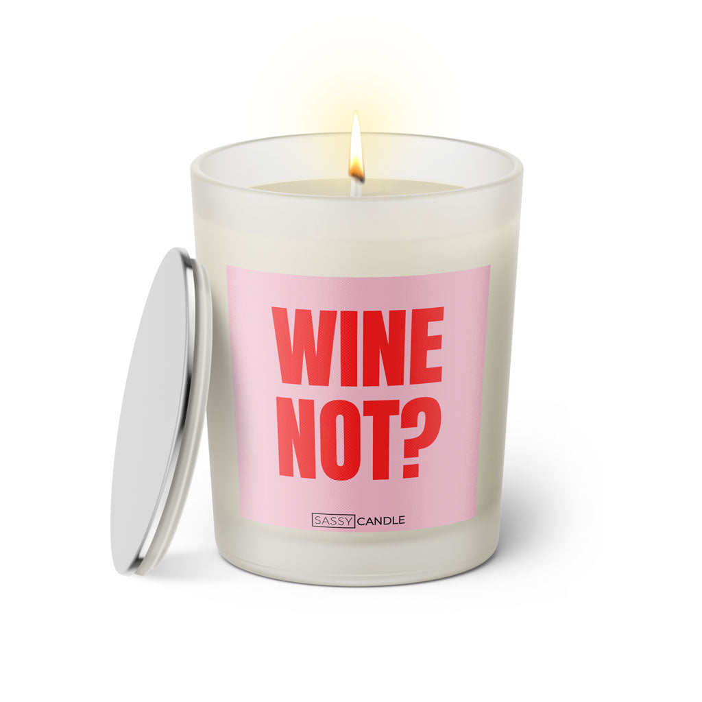 Duftkerze mit witzigen Spruch: Wine not? Kerzenglas mit silbernen Deckel. Farbe rosa und pink von Sassy Candle.
