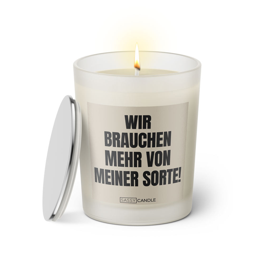 Duftkerze mit witzigen Spruch: Wir brauchen mehr von meiner Sorte! Farbe beige und schwarz von Sassy Candle.
