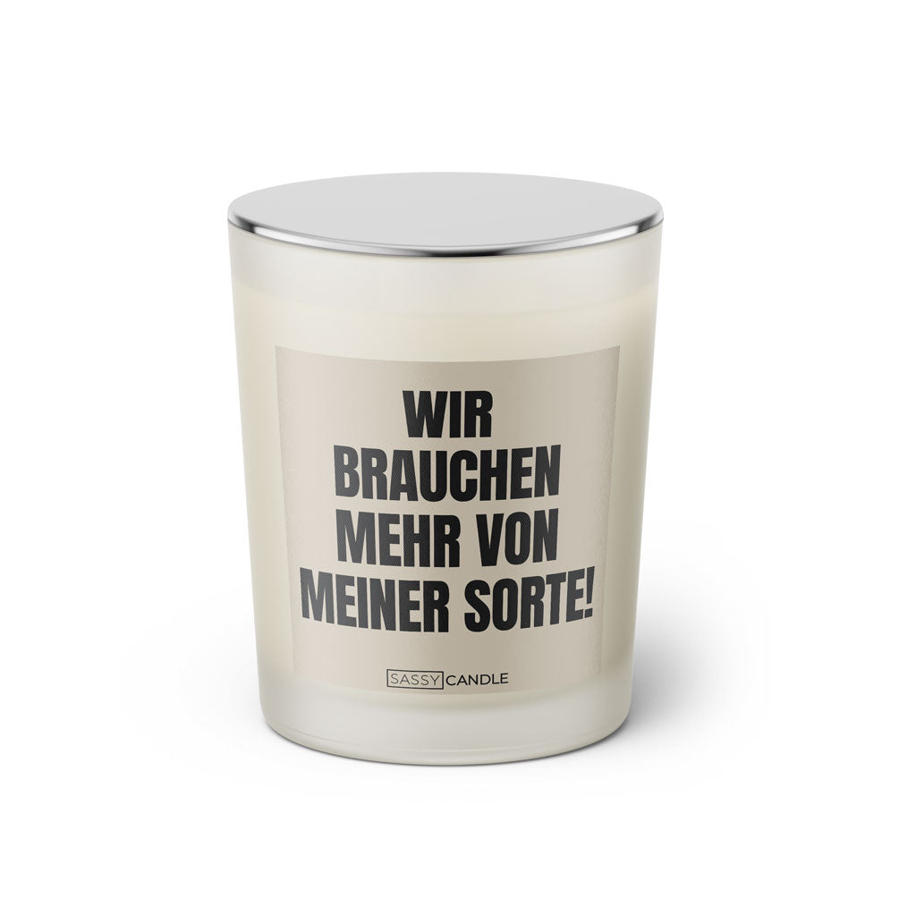 Duftkerze mit witzigen Spruch: Wir brauchen mehr von meiner Sorte! Farbe beige und schwarz von Sassy Candle.