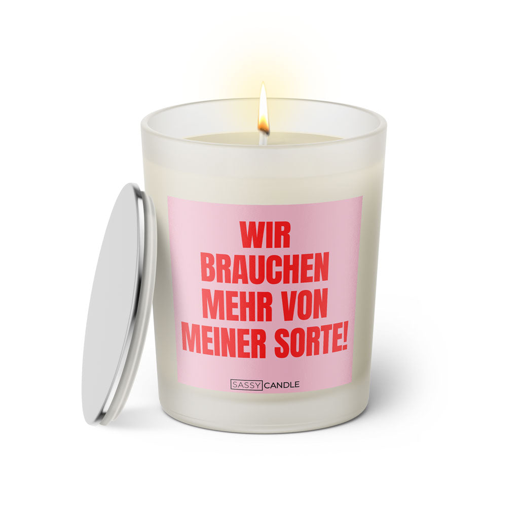 Duftkerze mit witzigen Spruch: Wir brauchen mehr von meiner Sorte! Farbe rosa und pink von Sassy Candle.