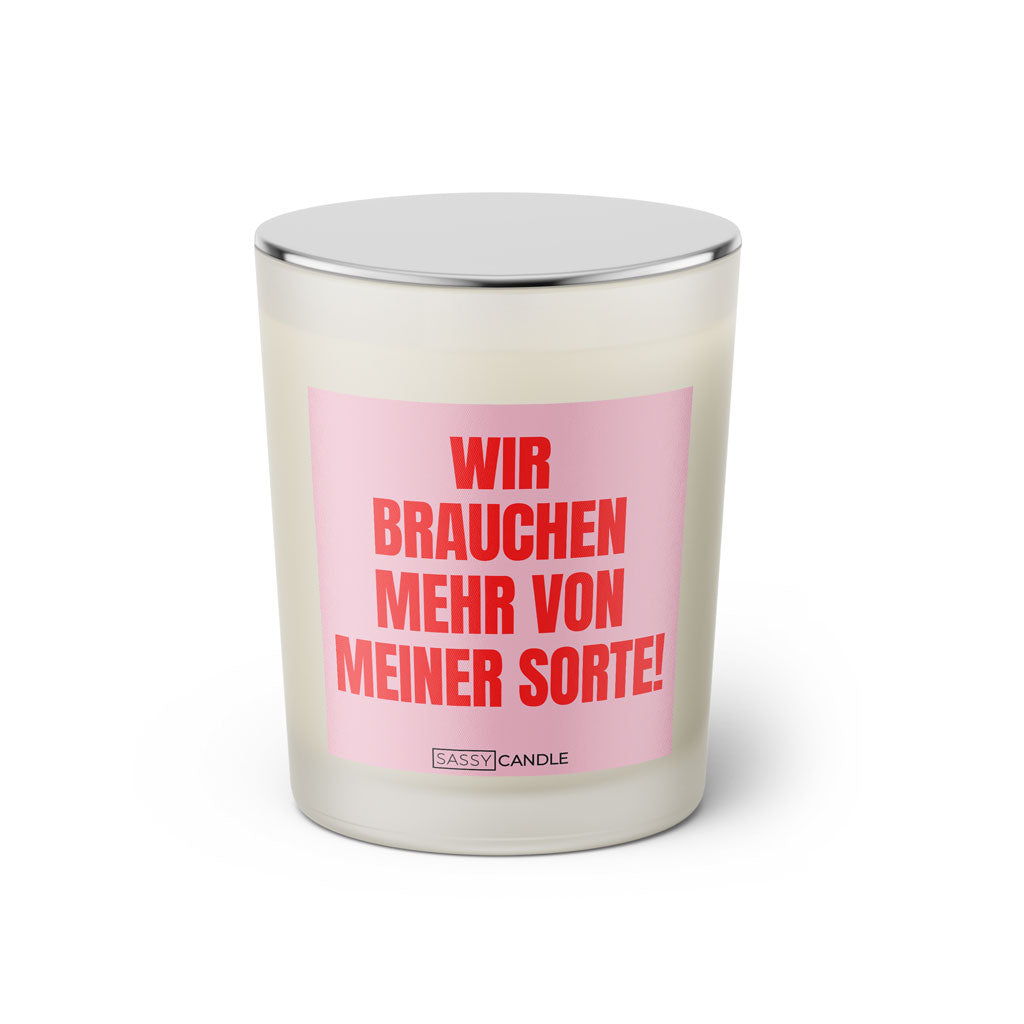 Duftkerze mit witzigen Spruch: Wir brauchen mehr von meiner Sorte! Farbe rosa und pink von Sassy Candle.