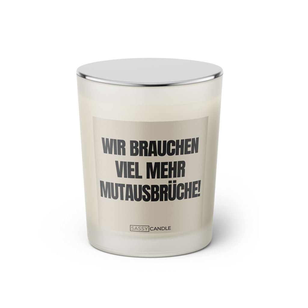 Duftkerze mit Spruch: Wir brauchen viel mehr Mutausbrüche! Farbe beige und schwarz von Sassy Candle.
