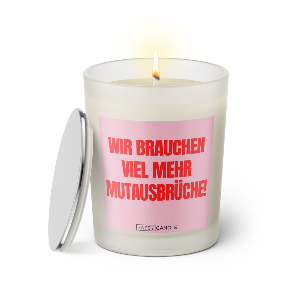Duftkerze mit Spruch: Wir brauchen viel mehr Mutausbrüche! Farbe rosa und pink von Sassy Candle.
