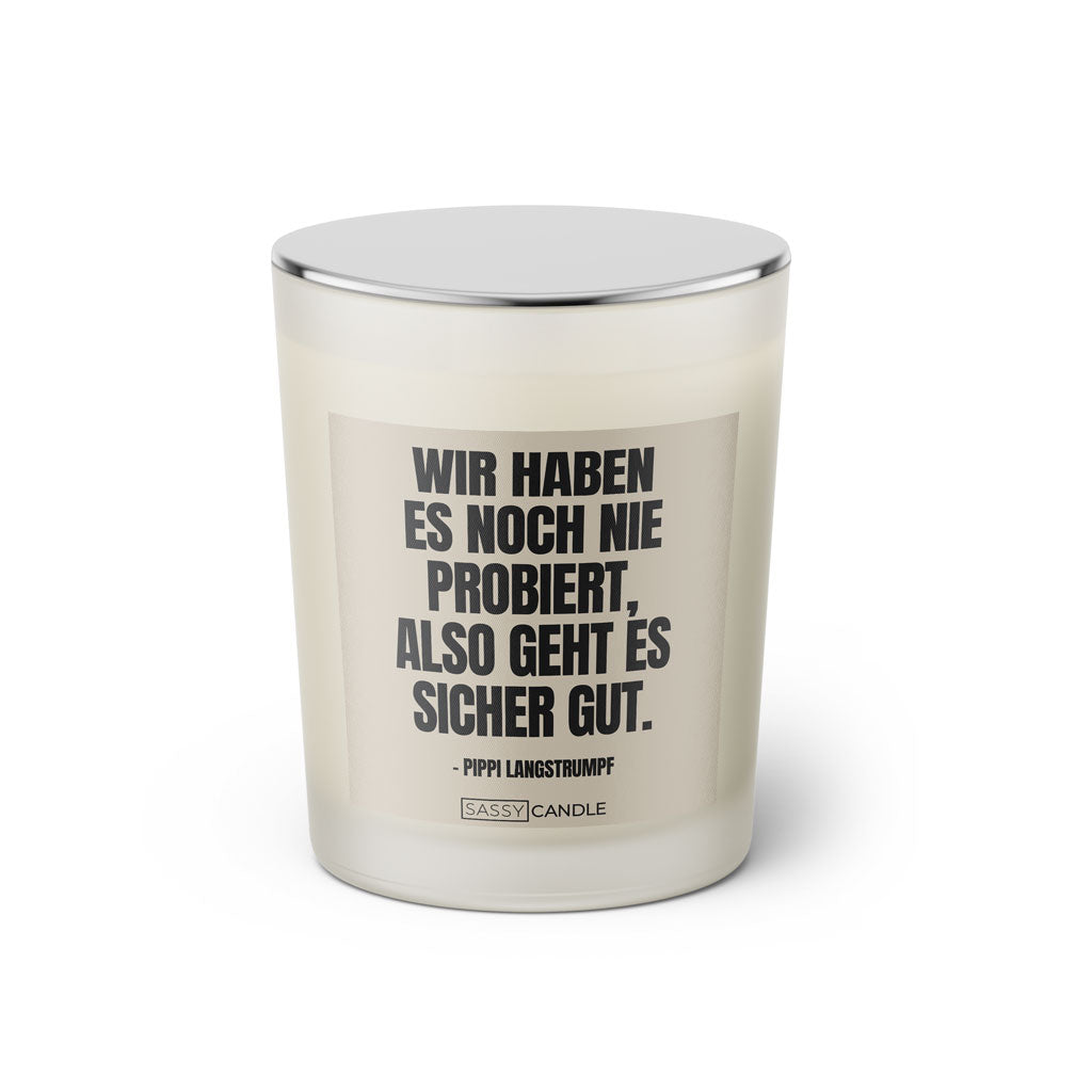 Duftkerze mit Spruch: Wir haben es noch nie probiert, also geht es sicher gut. Farbe beige und schwarz von Sassy Candle.