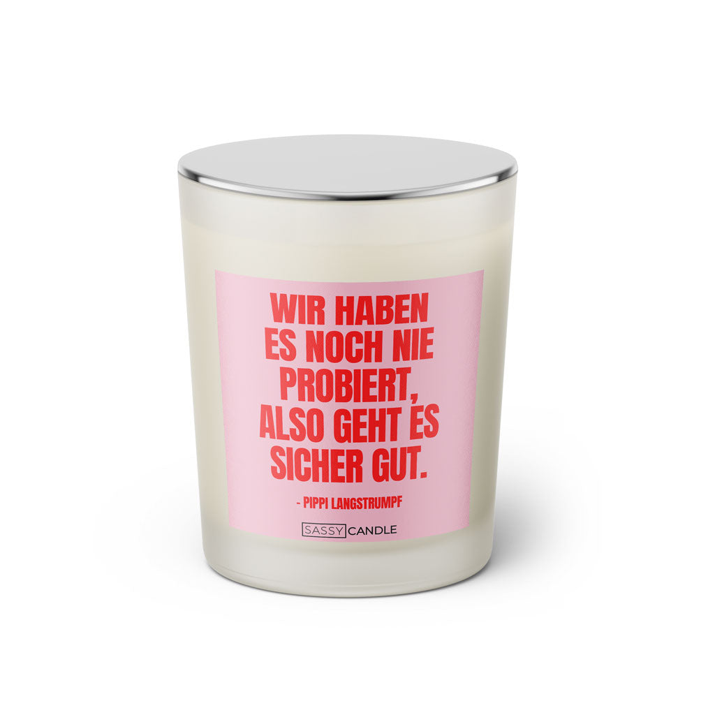 Duftkerze mit Spruch: Wir haben es noch nie probiert, also geht es sicher gut. Farbe rosa und pink von Sassy Candle.