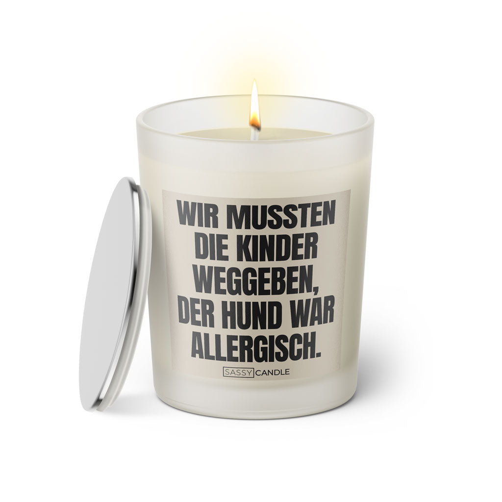 Duftkerze mit witzigen Spruch: Wir mussten die Kinder weggeben, der Hund war allergisch. Farbe beige und schwarz von Sassy Candle.