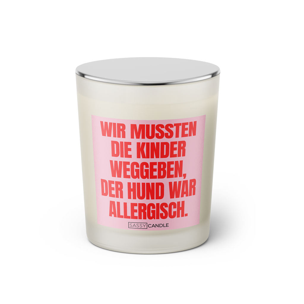 Duftkerze mit witzigen Spruch: Wir mussten die Kinder weggeben, der Hund war allergisch. Farbe rosa und pink von Sassy Candle.