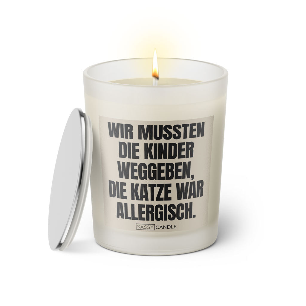 Duftkerze mit witzigen Spruch: Wir mussten die Kinder weggeben, die Katze war allergisch. Farbe beige und schwarz von Sassy Candle.