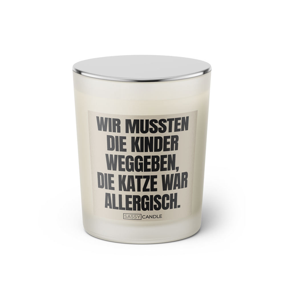 Duftkerze mit witzigen Spruch: Wir mussten die Kinder weggeben, die Katze war allergisch. Farbe beige und schwarz von Sassy Candle.