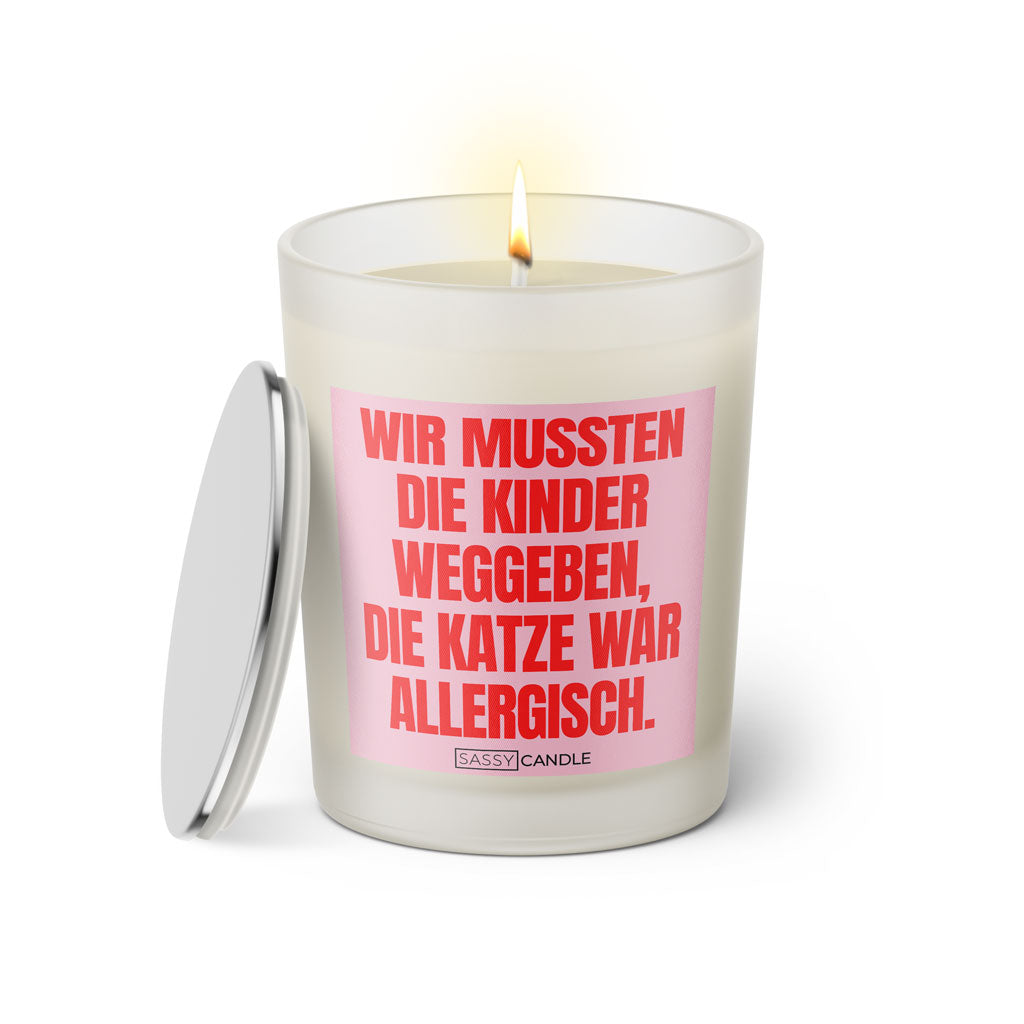 Duftkerze mit witzigen Spruch: Wir mussten die Kinder weggeben, die Katze war allergisch. Farbe rosa und pink von Sassy Candle.