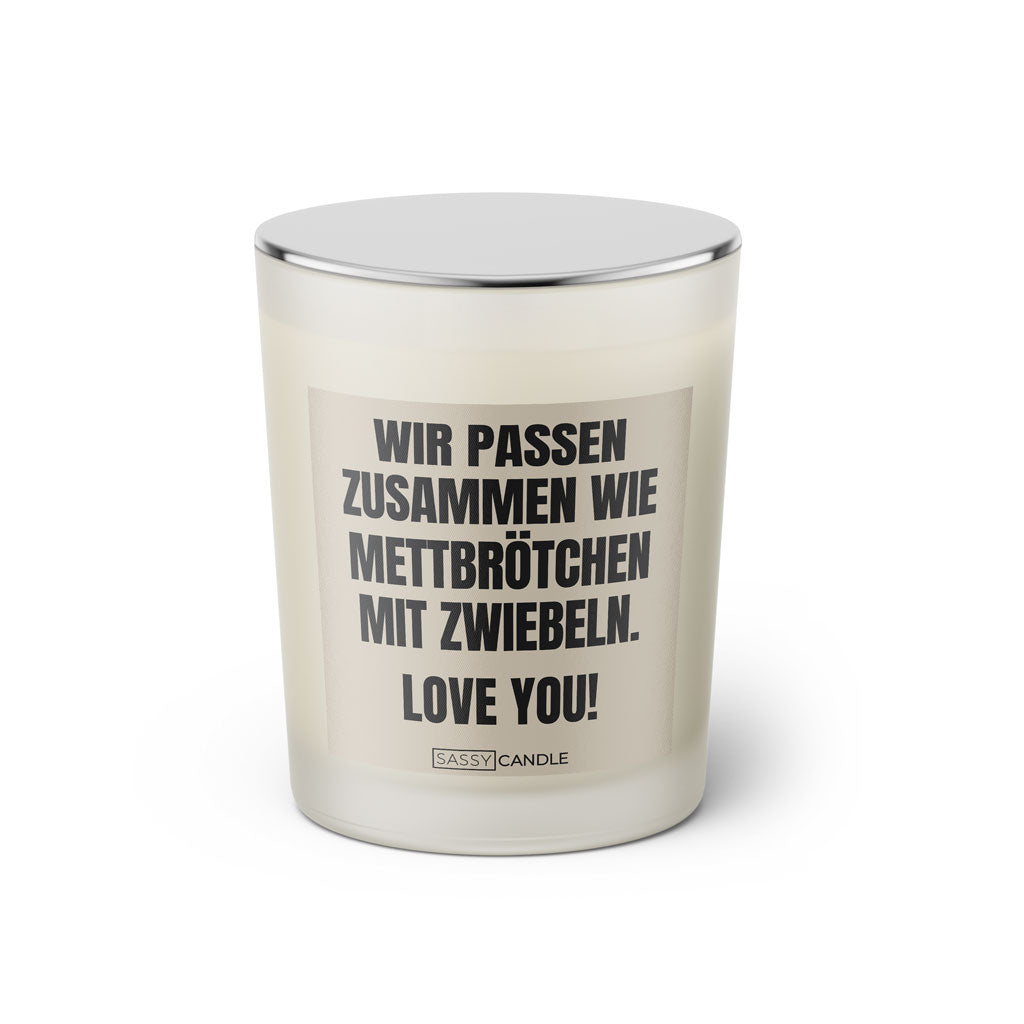 Duftkerze mit Spruch: Wir passen zusammen wie Mettbrötchen mit Zwiebeln. Love you! Farbe schwarz und beige von Sassy Candle.