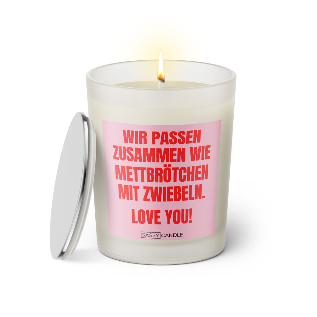 Duftkerze mit Spruch: Wir passen zusammen wie Mettbrötchen mit Zwiebeln. Love you! Farbe rosa und pink von Sassy Candle.