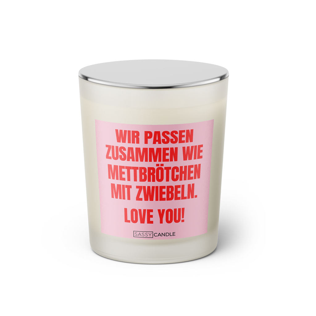 Duftkerze mit Spruch: Wir passen zusammen wie Mettbrötchen mit Zwiebeln. Love you! Farbe rosa und pink von Sassy Candle.