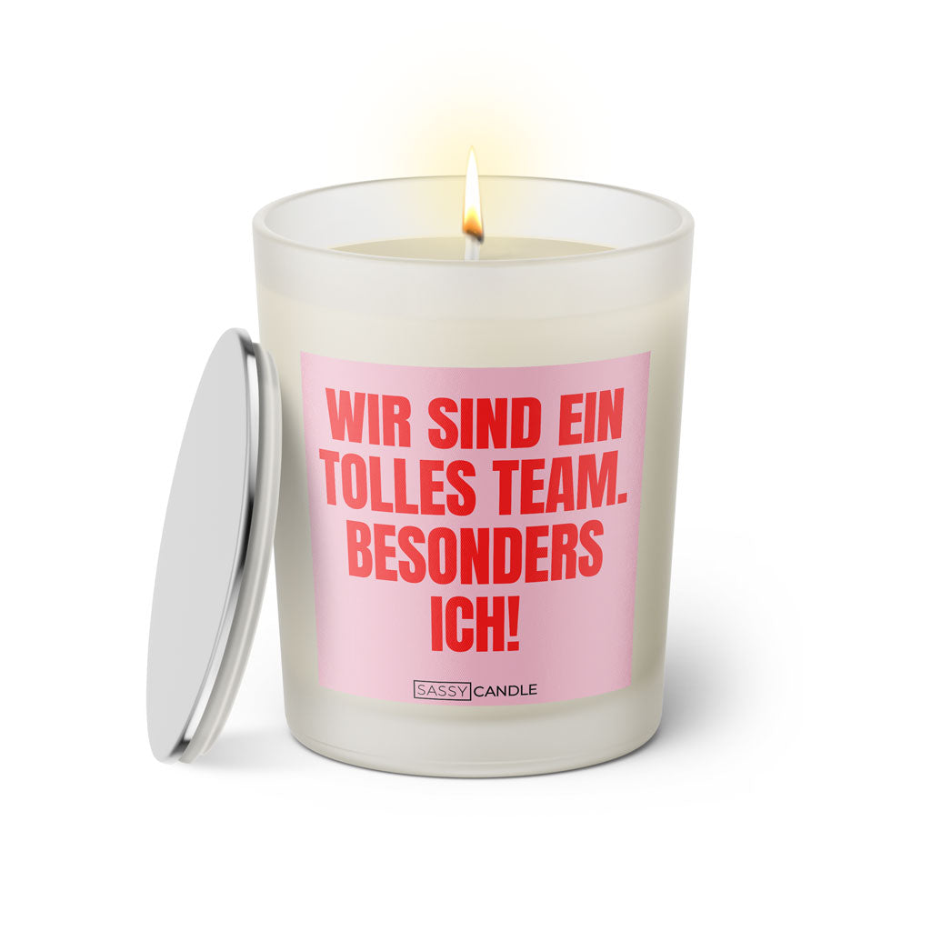 Duftkerze mit witzigem Spruch: Wir sind ein tolles Team. Besonders ich! Farbe rosa und pinke Schrift. Kerzenglas mit silbernem Deckel von SassyCandle.
