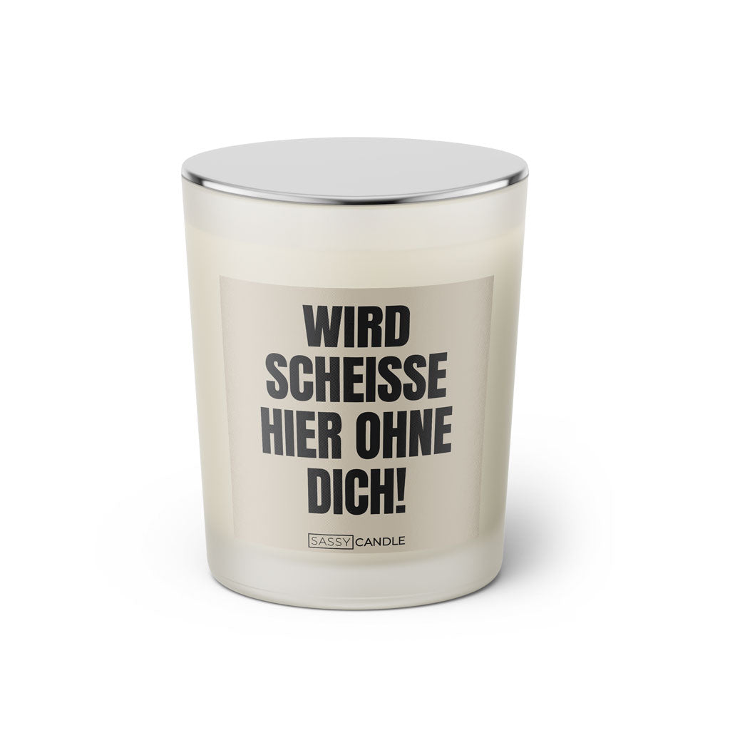 Duftkerze mit witzigem Spruch: Wird scheisse hier ohne dich! Farbe beige und schwarze Schrift. Kerzenglas mit silbernem geschlossenem Deckel von SassyCandle.
