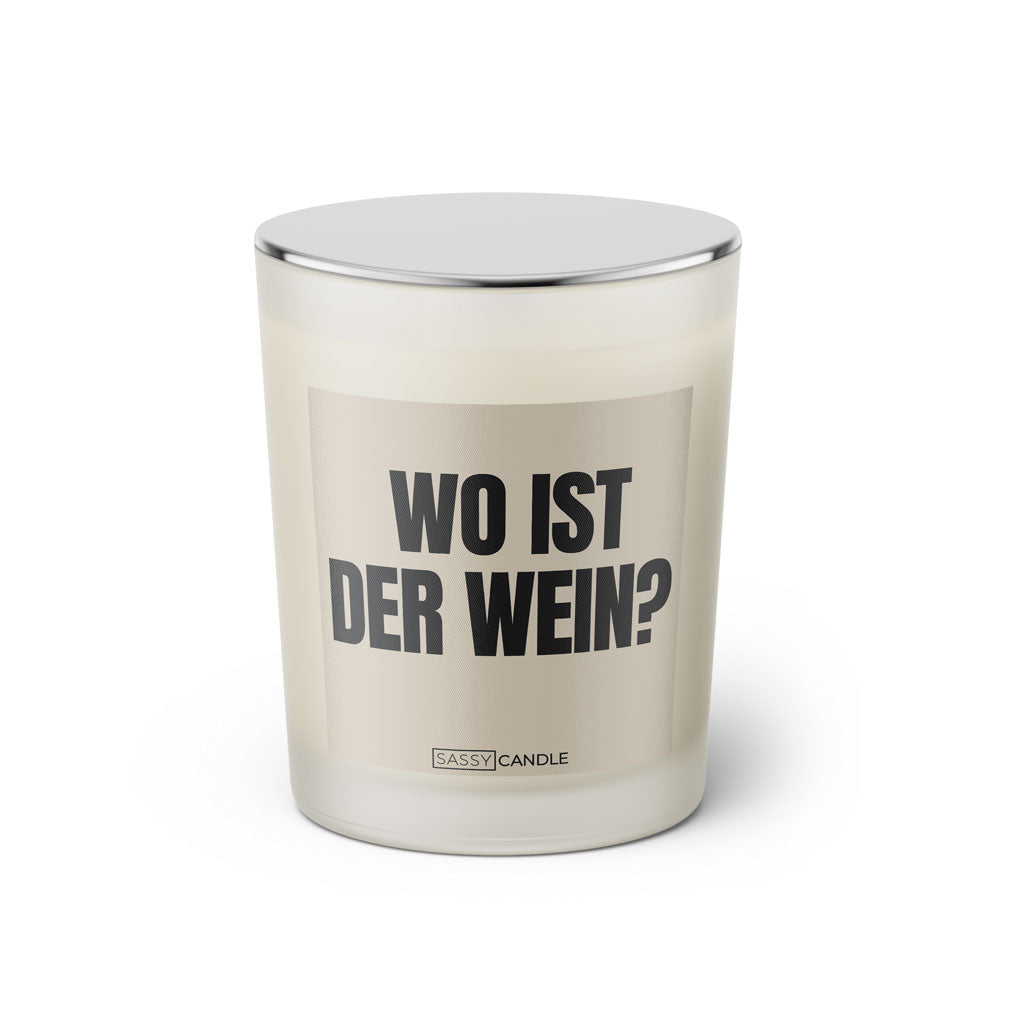 Duftkerze mit witzigem Spruch: Wo ist der Wein? Farbe beige und schwarze Schrift. Kerzenglas mit silbernem geschlossenem Deckel von SassyCandle.