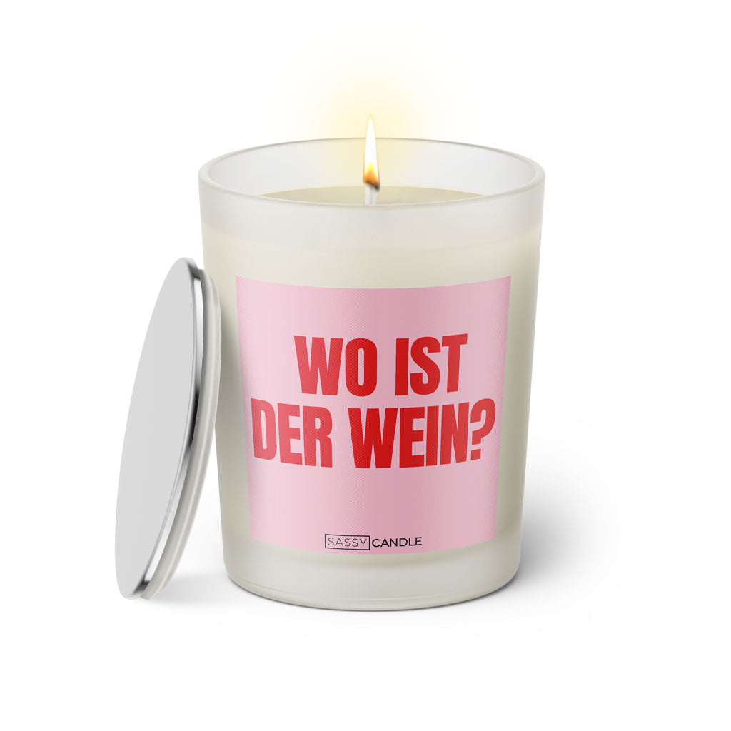 Duftkerze mit witzigem Spruch: Wo ist der Wein? Farbe rosa und pinke Schrift. Kerzenglas mit silbernem Deckel von SassyCandle.