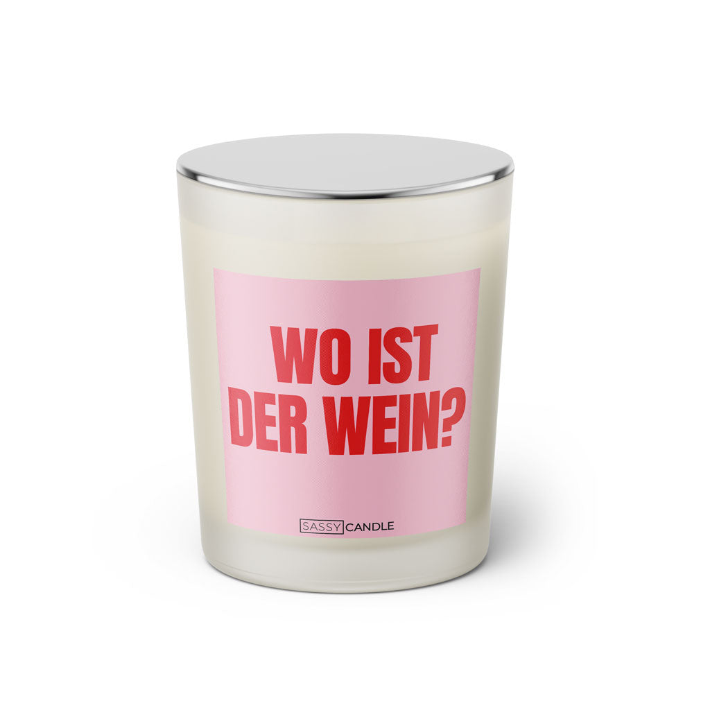 Duftkerze mit witzigem Spruch: Wo ist der Wein? Farbe rosa und pinke Schrift. Kerzenglas mit silbernem geschlossenem Deckel von SassyCandle.