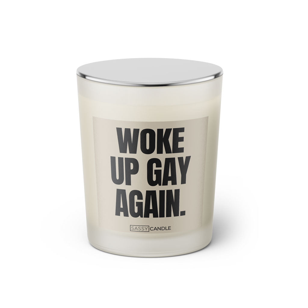 Duftkerze mit Spruch: Woke up gay again. Farbe beige und schwarz von Sassy Candle.