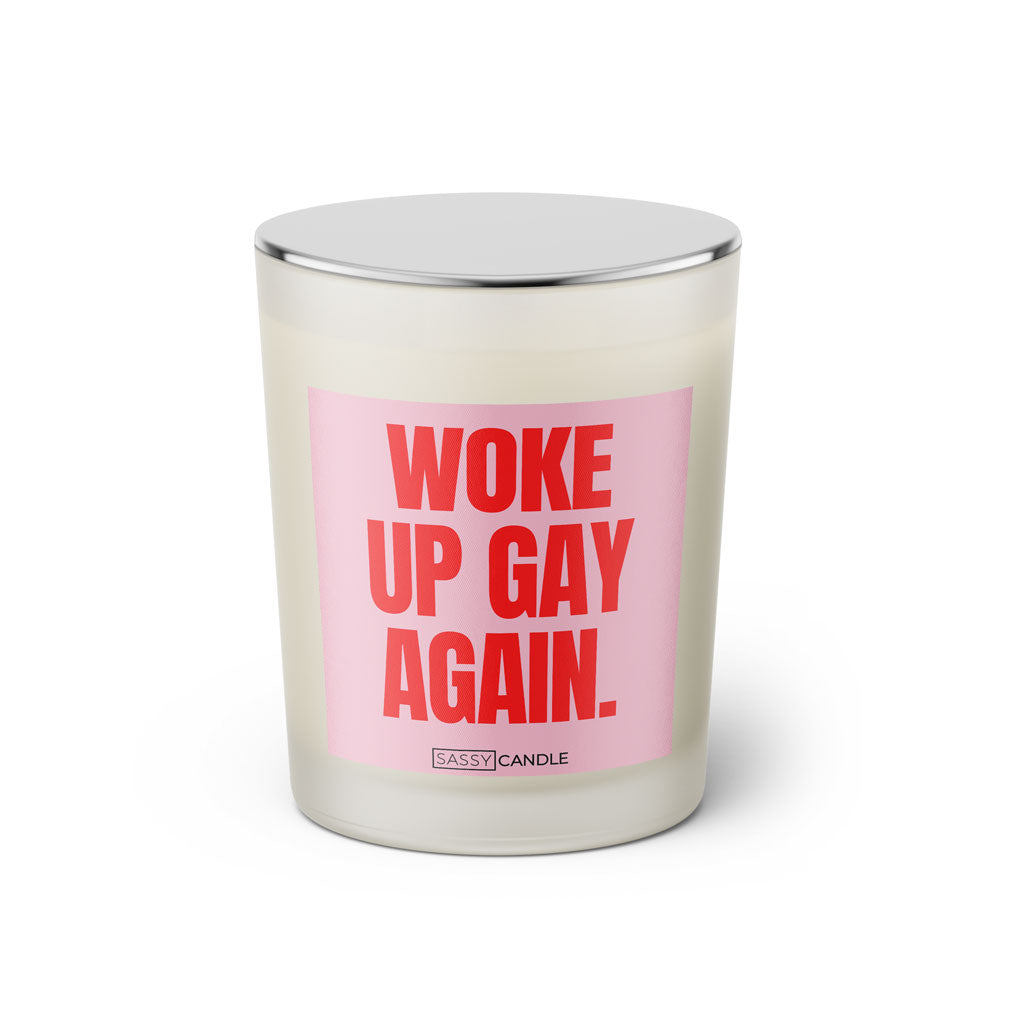 Duftkerze mit Spruch: Woke up gay again. Farbe rosa und pink von Sassy Candle.