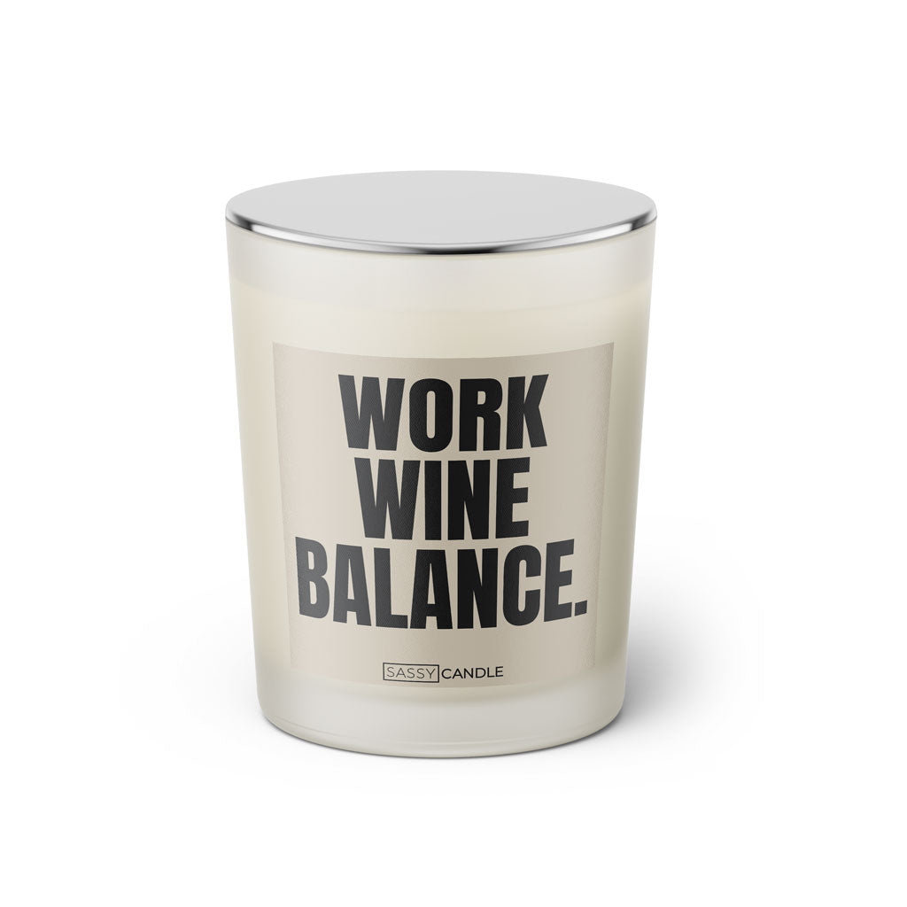 Duftkerze mit witzigem Spruch: Work Wine Balance. Farbe beige und schwarze Schrift. Kerzenglas mit silbernem geschlossenem Deckel von SassyCandle.