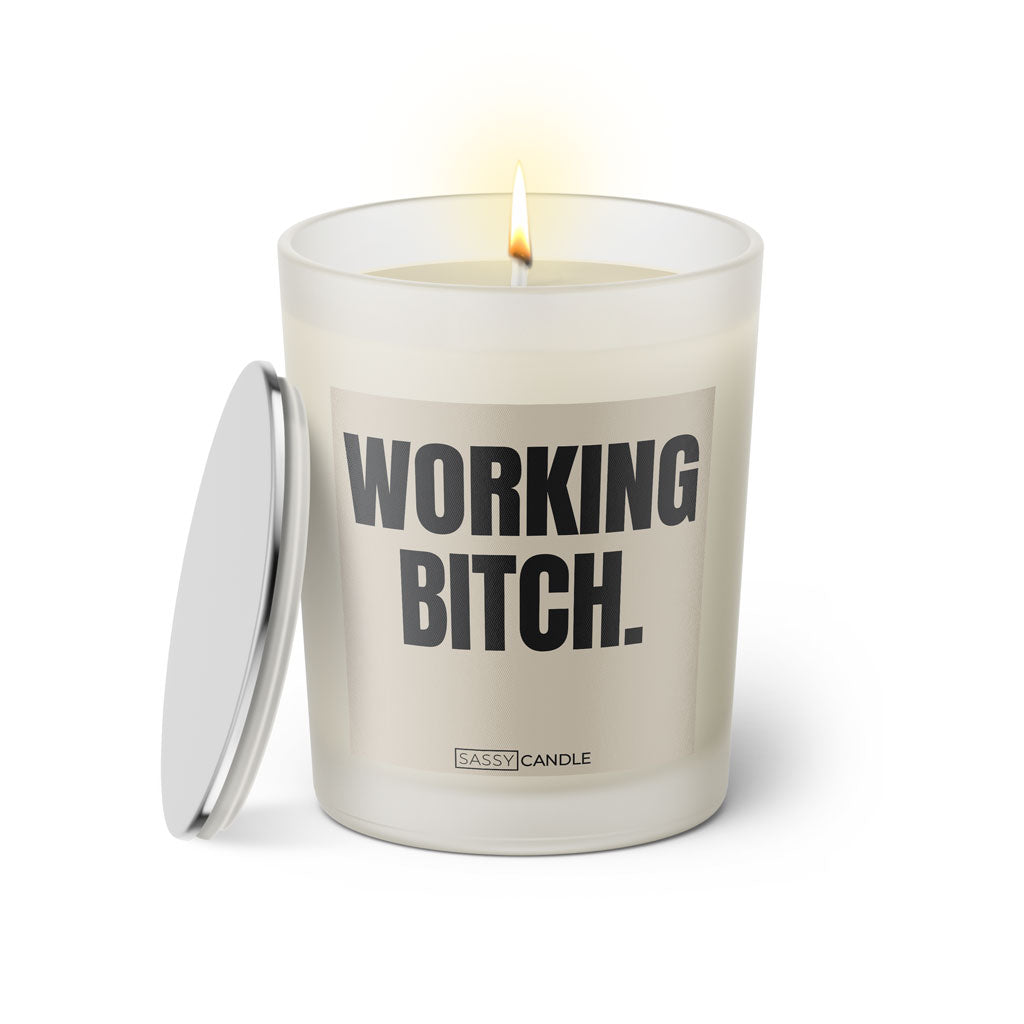 Duftkerze mit witzigem Spruch: Working Bitch. Farbe beige und schwarze Schrift. Kerzenglas mit silbernem Deckel von SassyCandle.