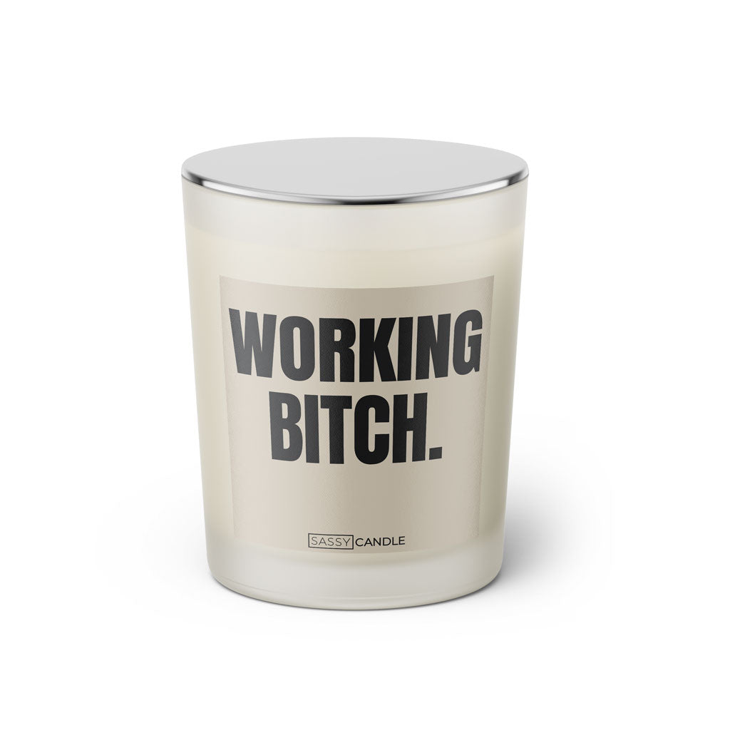 Duftkerze mit witzigem Spruch: Working Bitch. Farbe beige und schwarze Schrift. Kerzenglas mit silbernem geschlossenem Deckel von SassyCandle.
