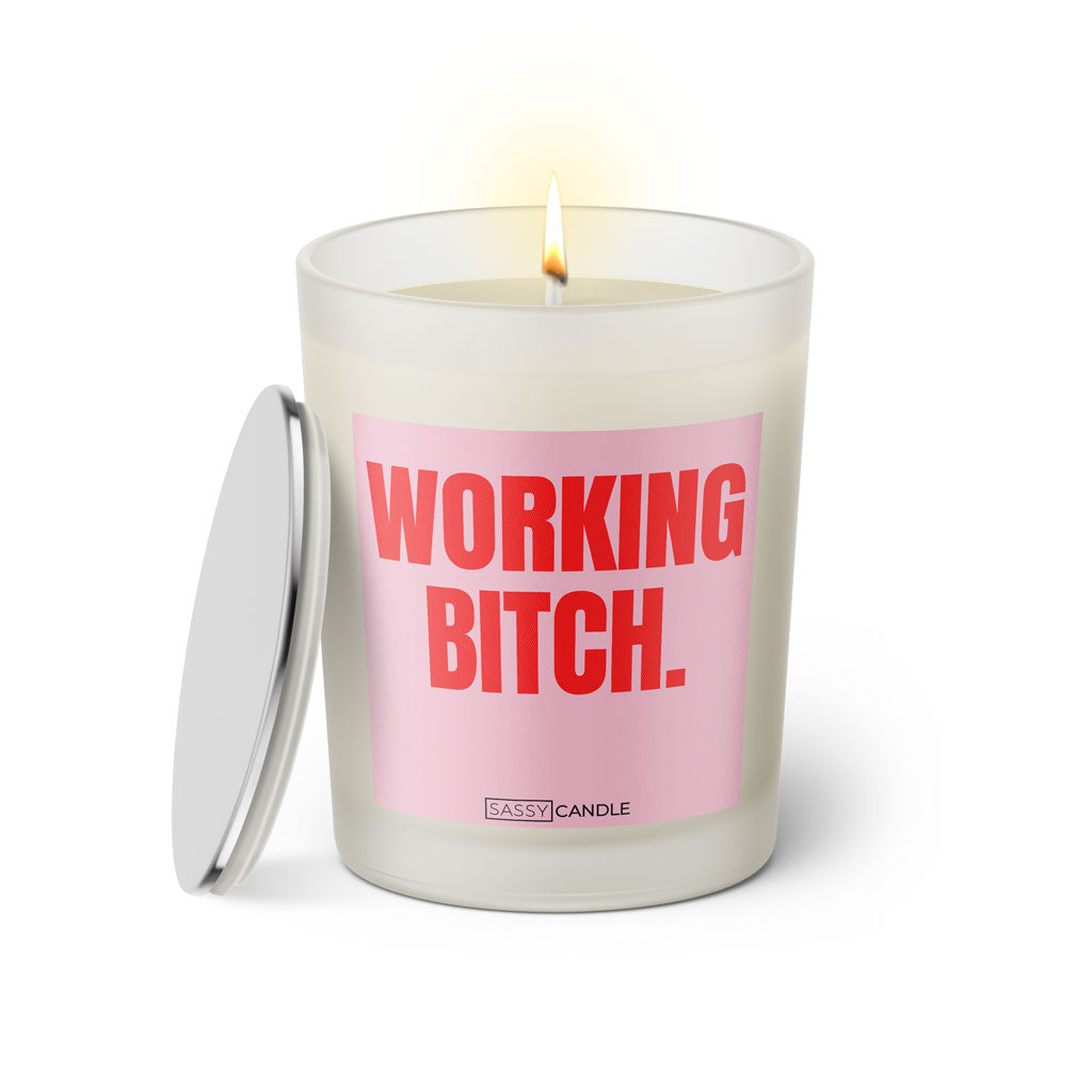 Duftkerze mit witzigem Spruch: Working Bitch. Farbe rosa und pinke Schrift. Kerzenglas mit silbernem Deckel von SassyCandle.